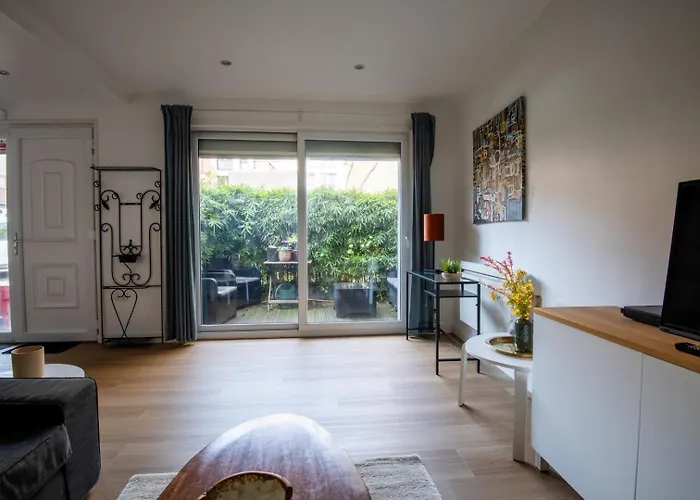 Large Quiet House, In The City Center